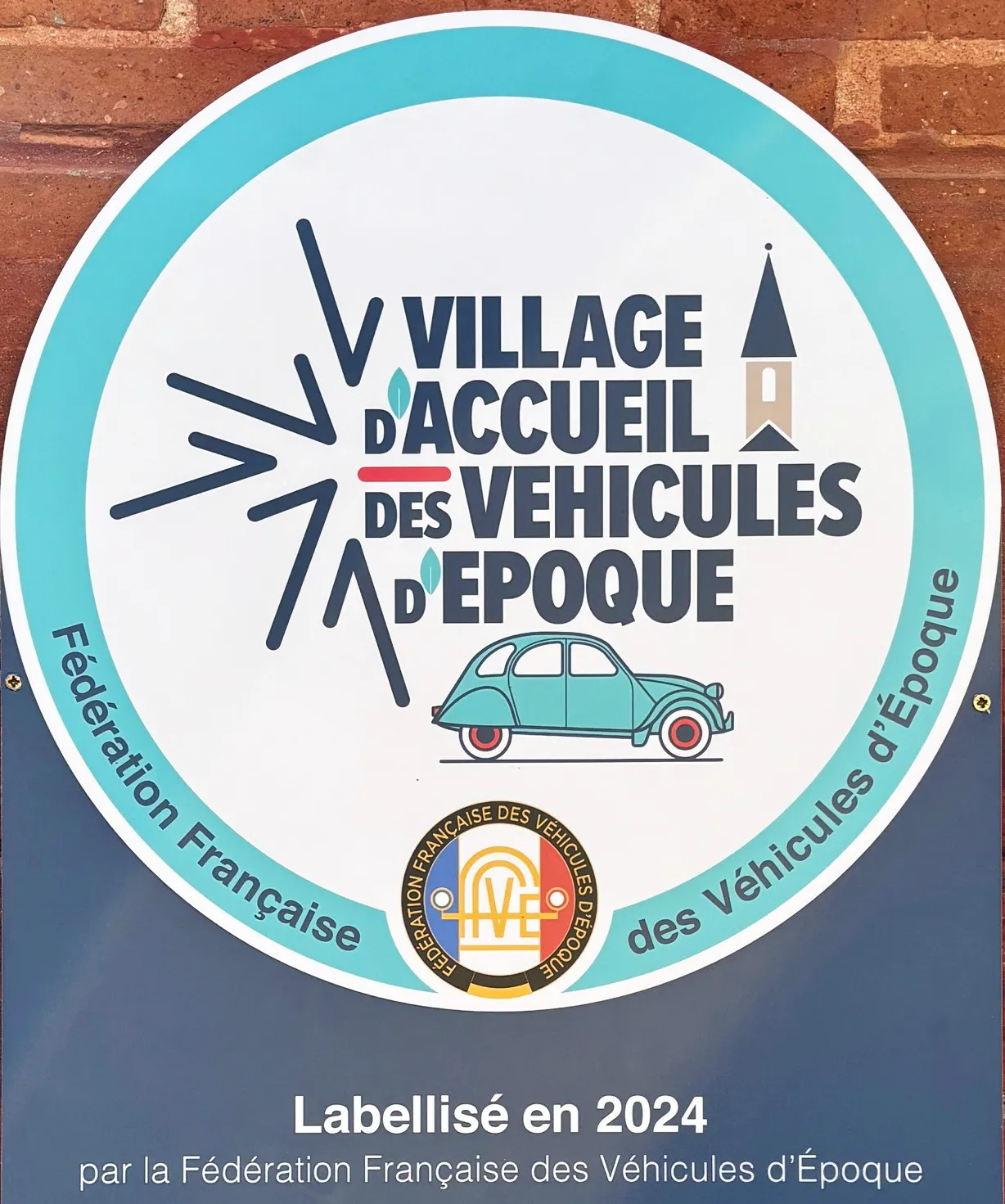 La plaque « Village d’accueil des véhicules d’époque », label obtenu par Cadours en 2024