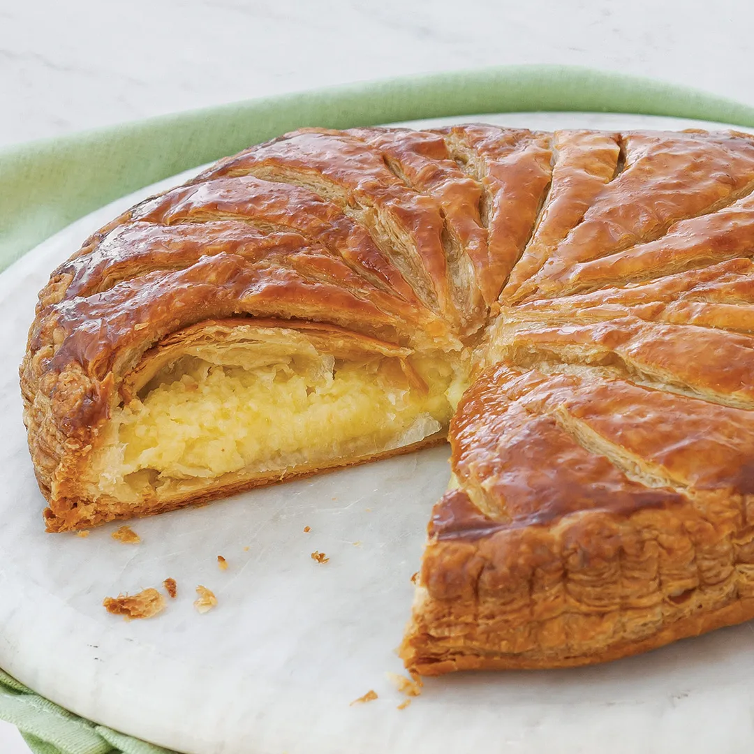 Une galette des rois à la frangipane, entamée