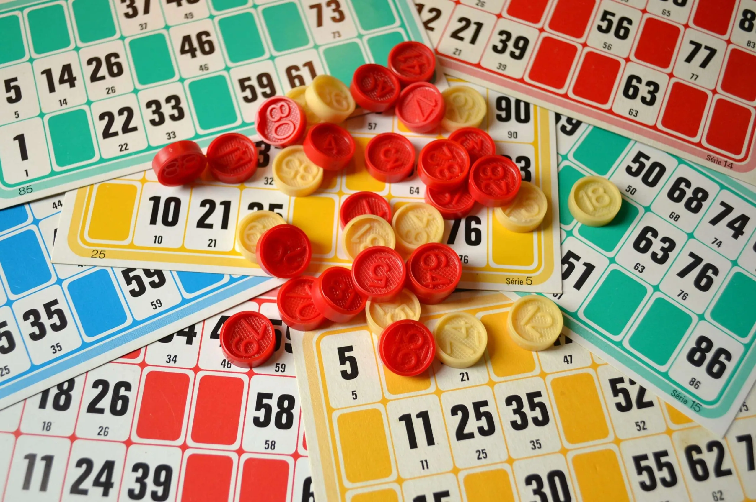 Cartons de loto et jetons rouges et jaunes