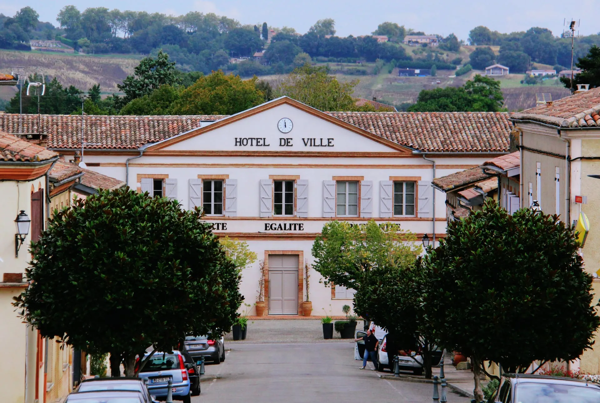 L’hôtel de ville de Cadours et sa place plantée d’arbres