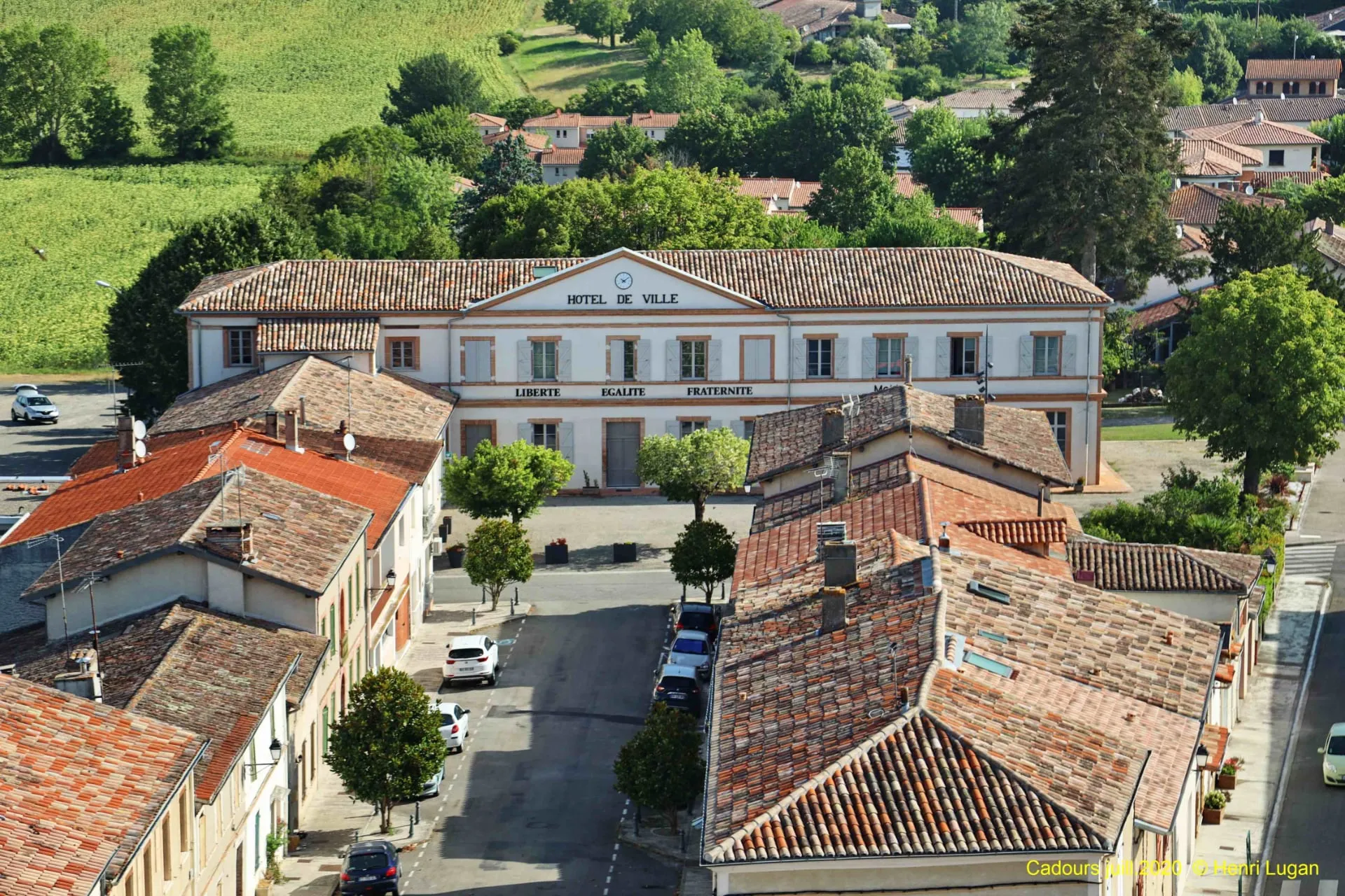 Vue plongeante sur les toits de Cadours et l’hôtel de ville