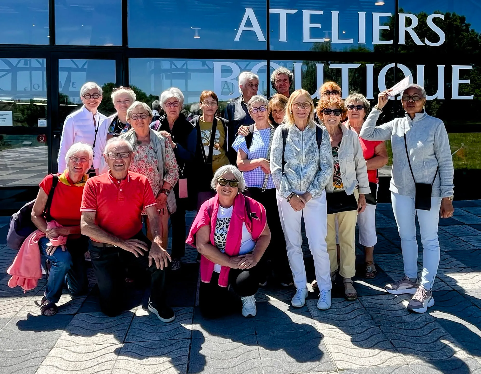 Le groupe réuni devant les ateliers-boutique, lors de la sortie marche dans l’Aubrac