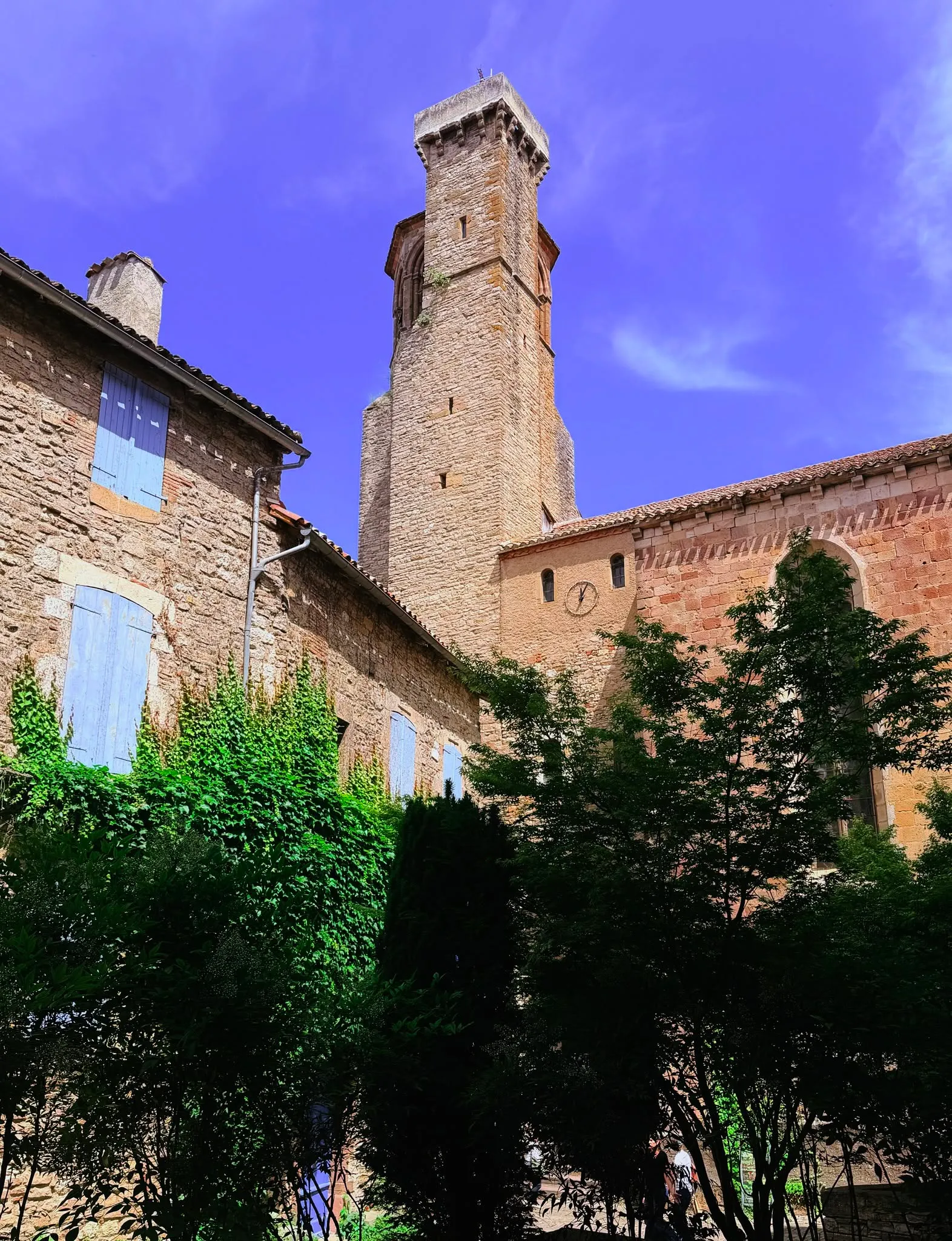 Le clocher de l’église de Cordes sur Ciel, vu depuis une ruelle en contrebas