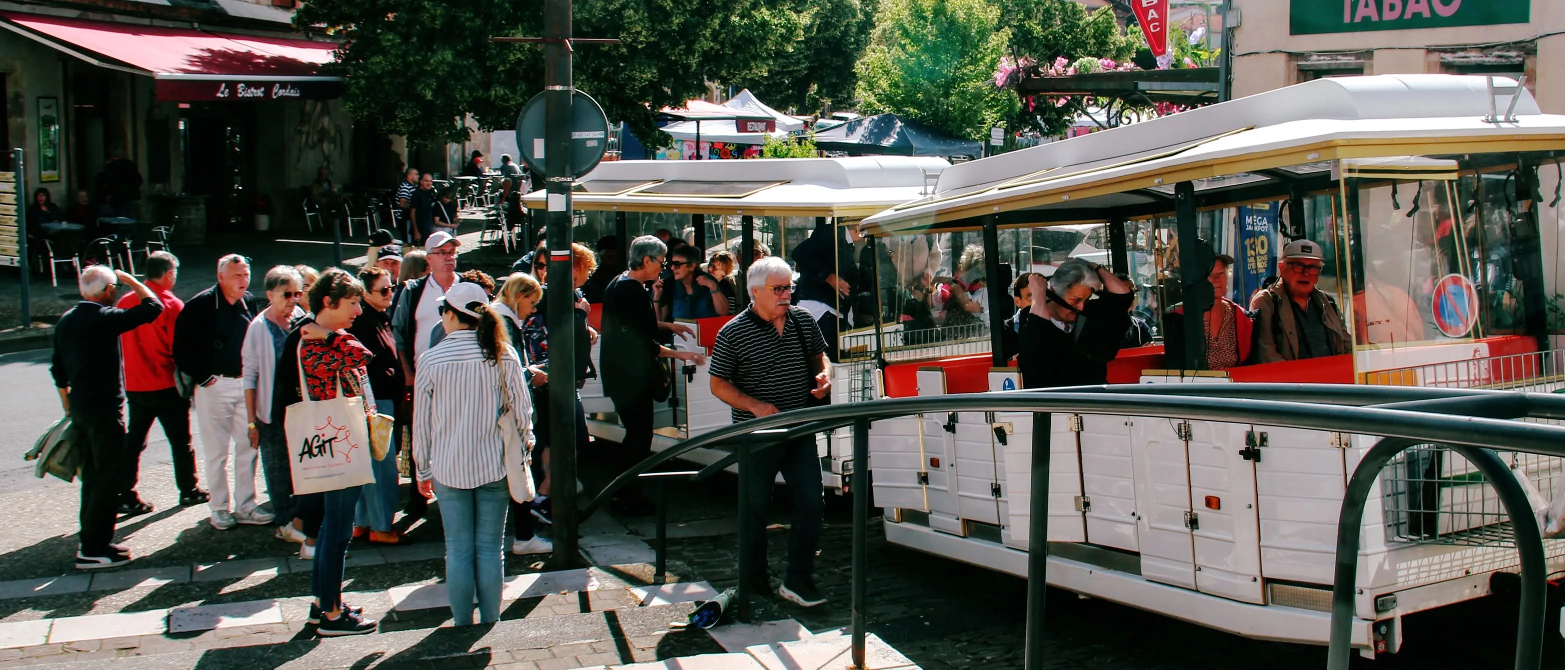 Les adhérents descendant du petit train touristique à Cordes sur Ciel