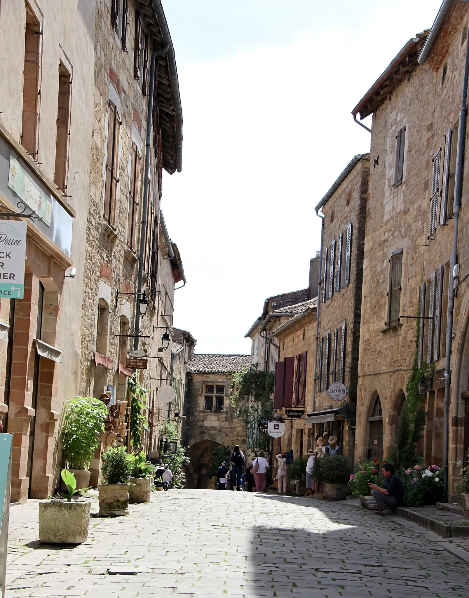 La grand-rue pavée de Cordes sur Ciel, bordée de maisons gothiques